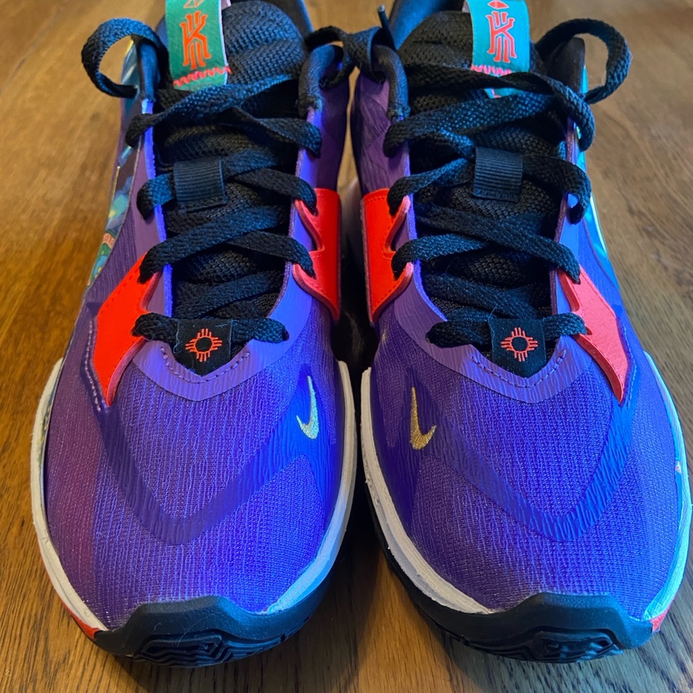 Kyrie 5
Jewell Loyd Mural mens 7.5 women’s 9